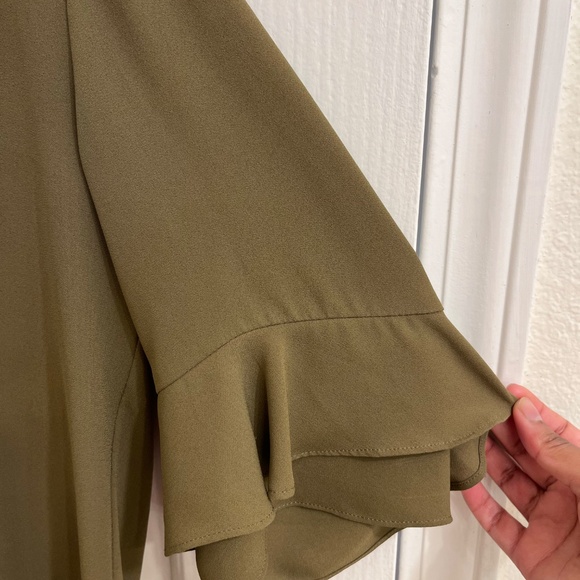 Ann Taylor women's green pleated v-neck blouse with tiered ruffle sleeves - Picture 4 of 5